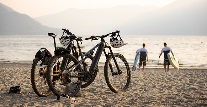 Bergstrom AXV : la liberté au bord du lac Majeur. VTT électriques Bergstrom AXV sur la plage du Lac Majeur.