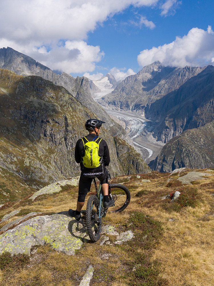 Bergstrom ATV C E-MTB am Aletsch Gletscher. Mann auf Bergstrom E-Bike schaut über den Aletsch Gletscher.