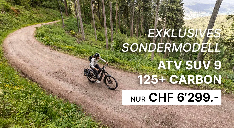 Werbung für das Bergstrom ATV SUV 9 125+ Carbon E-Bike, mit einem Fahrer auf einem Schotterweg im Wald; Angebotspreis CHF 6'299.-.