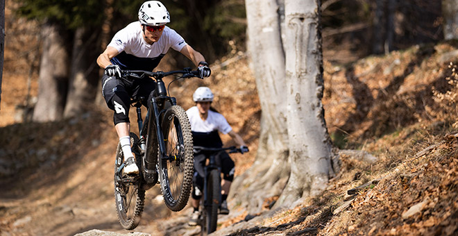 Bergstrom AXV : la liberté sur le trail Deux vététistes sur le Bergstrom AXV sur un trail suisse.