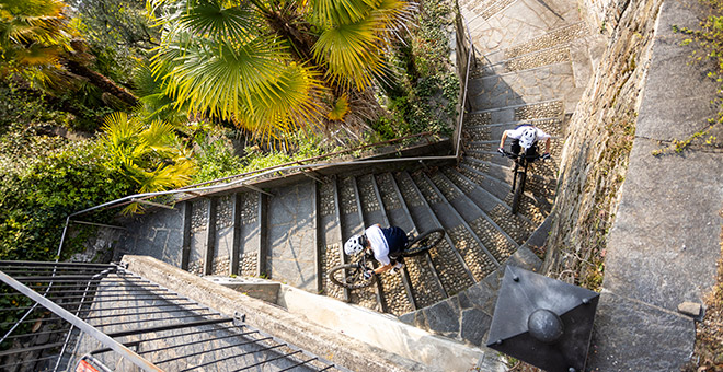 Bergstrom AXV : puissant sur tous les terrains Deux vététistes montent des marches d'escalier avec le puissant VTT Bergstrom AXV.