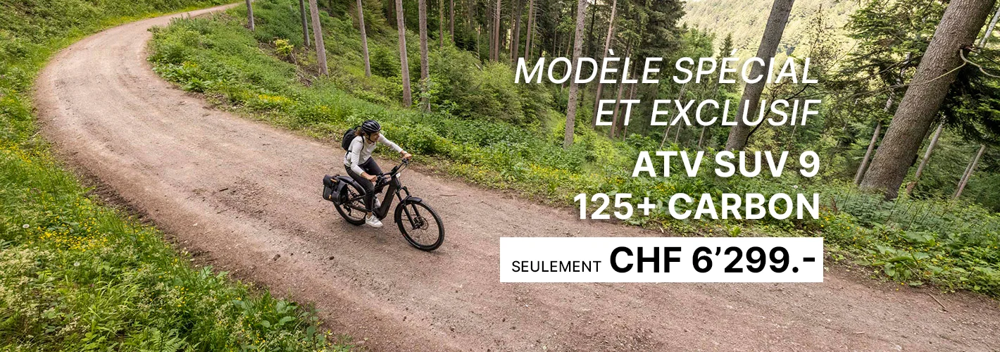 Publicité pour le Bergstrom ATV SUV 9 125+ Carbon E-Bike, avec un conducteur sur un chemin de terre dans la forêt ; prix offert CHF 6'299.