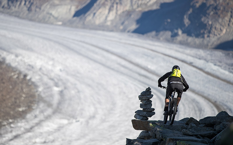 Bergstrom ATV C E-MTB am Aletsch Gletscher. Mann färt das Bergstrom ATV C E-Bike. Im Hintergrund ist der Aletsch Gletscher.