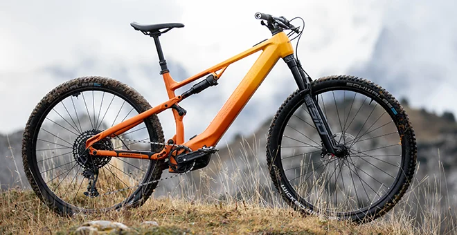 Bergstrom Flow: Erlebe den Flow Bergstrom Flow E-Mountainbike in orange am Berg.